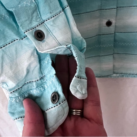 EUC Ariat Relaxed Fit Women’s Button Down Turquoise White Stripe size 1X - Picture 9 of 10